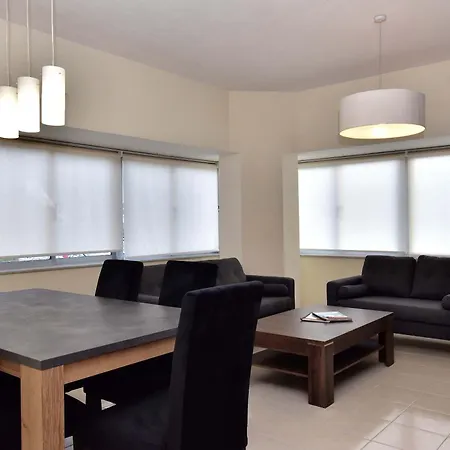 Sea View Spacious 2 Bedroom דירה *